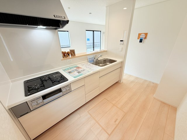 常総市水海道天満町第3　新築戸建　2号棟のキッチン|家族とのコミュニケーションや小さいお子さんの様子を見守りながら安心して料理ができます。洗練されたスタイリッシュなデザインと使い勝手を追求した設備、豊富な収納力も大満足です。