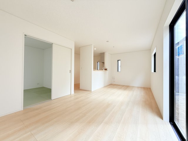 常総市水海道天満町第3　新築戸建　2号棟の居間・リビング|広々としたＬＤＫ♪
家具を置いても窮屈感を感じず過ごせます。