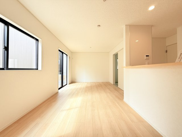 常総市水海道天満町第3　新築戸建　2号棟の居間・リビング|広々としたＬＤＫ♪
家具を置いても窮屈感を感じず過ごせます。