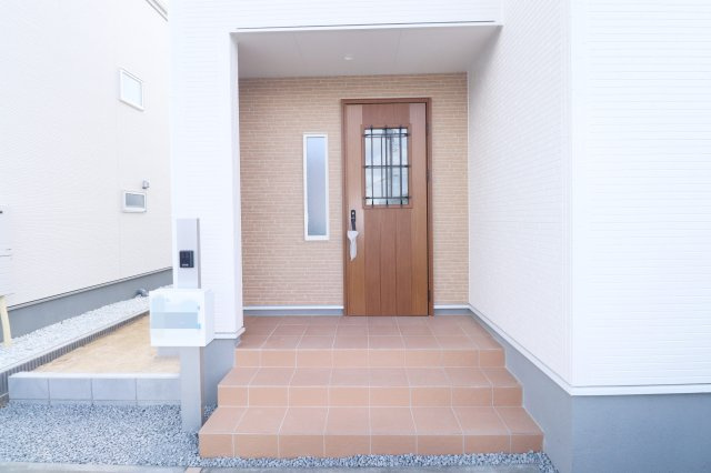郡山市大槻町字広町　　　１号棟　　　桑野小学校、郡山第６中学区　の玄関