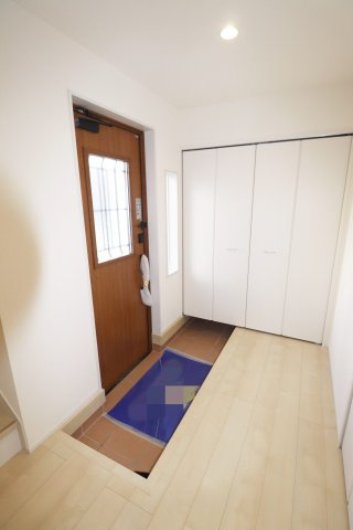 郡山市大槻町字広町　　　１号棟　　　桑野小学校、郡山第６中学区　の玄関