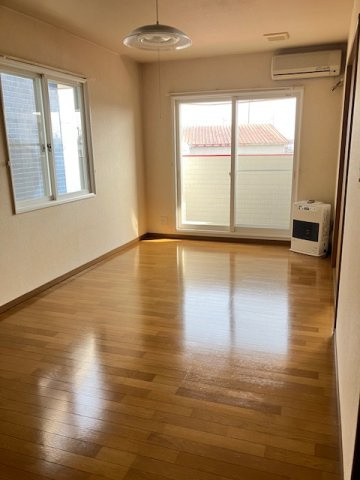 キャニオン十和田A棟の居間・リビング|こちらのリビングで趣味の時間をお楽しみください