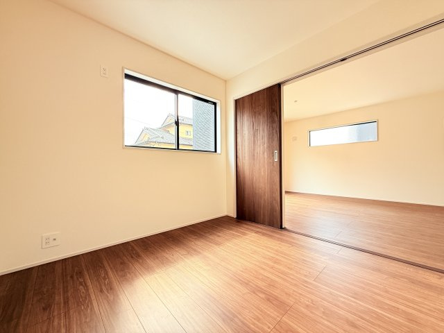 第1常総市相野谷町　新築戸建て　3号棟の洋室|家具や小物を合わせやすいシンプルデザイン♪
広さや日当たりなど、写真では伝えきれない部分を現地で確認してみませんか？