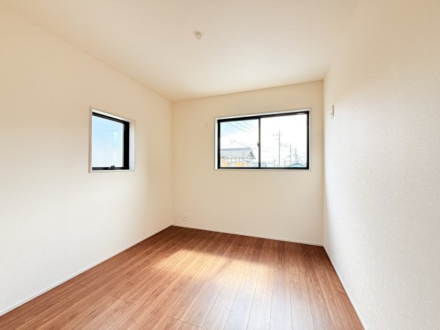 第1常総市相野谷町　新築戸建て　3号棟の洋室|家具や小物を合わせやすいシンプルデザイン♪
広さや日当たりなど、写真では伝えきれない部分を現地で確認してみませんか？