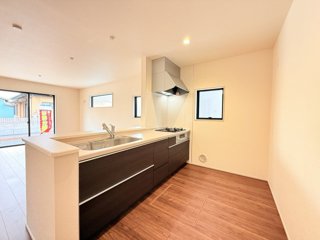 第1常総市相野谷町　新築戸建て　3号棟のキッチン|家族とのコミュニケーションや小さいお子さんの様子を見守りながら安心して料理ができます。洗練されたスタイリッシュなデザインと使い勝手を追求した設備、豊富な収納力も大満足です。