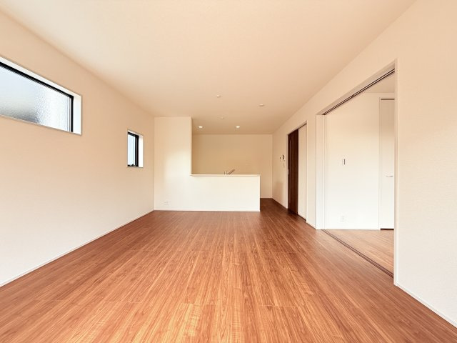 第1常総市相野谷町　新築戸建て　3号棟の居間・リビング|広々としたＬＤＫ♪
家具を置いても窮屈感を感じず過ごせます。