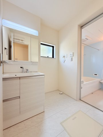 第1常総市相野谷町　新築戸建て　2号棟の独立洗面台|収納力と機能性に優れたお手入れラクラクのゆったりとした洗面台で、朝の忙しい時間でも身支度準備がスムーズです。