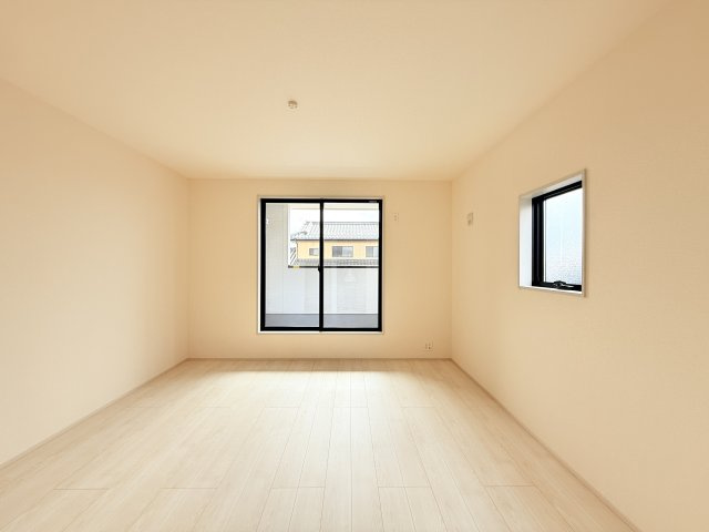 第1常総市相野谷町　新築戸建て　2号棟の洋室|家具や小物を合わせやすいシンプルデザイン♪
広さや日当たりなど、写真では伝えきれない部分を現地で確認してみませんか？