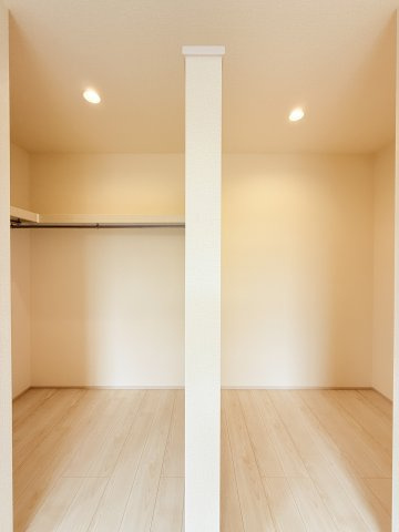 第1常総市相野谷町　新築戸建て　2号棟の収納|普段使いのお洋服や小物はもちろん、季節物のお洋服などもしっかりと整理整頓おしまい頂けます。居室空間をより広く隅々までお使いいただけますね。