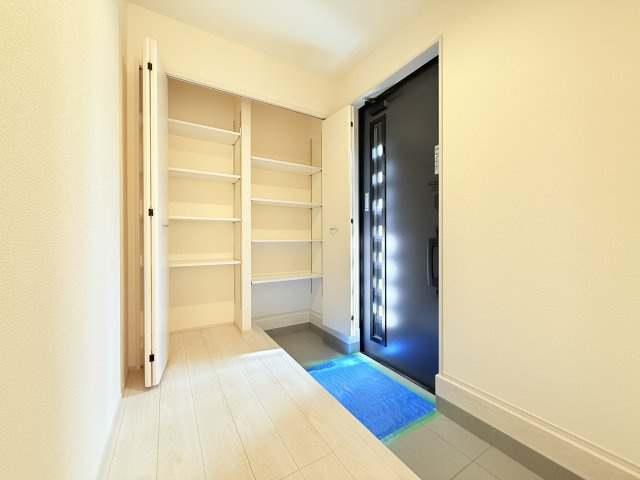 第1常総市相野谷町　新築戸建て　2号棟の玄関|靴をまとめて保管できるシューズボックス。綺麗に整頓された玄関で来客者を気持ちよく招きませんか？