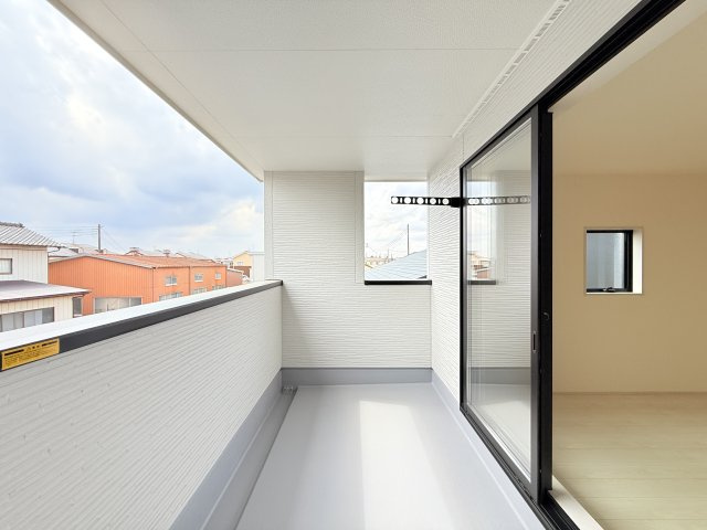第1常総市相野谷町　新築戸建て　2号棟のバルコニー|日当たりの良いバルコニーは外干しスペースにぴったりです◎