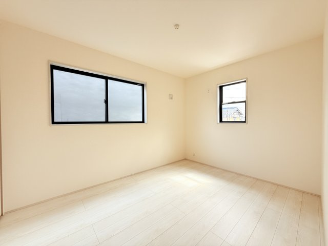 第1常総市相野谷町　新築戸建て　2号棟の洋室|家具や小物を合わせやすいシンプルデザイン♪
広さや日当たりなど、写真では伝えきれない部分を現地で確認してみませんか？