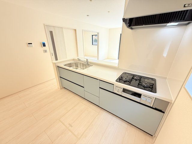 第1常総市相野谷町　新築戸建て　2号棟のキッチン|家族とのコミュニケーションや小さいお子さんの様子を見守りながら安心して料理ができます。洗練されたスタイリッシュなデザインと使い勝手を追求した設備、豊富な収納力も大満足です。
