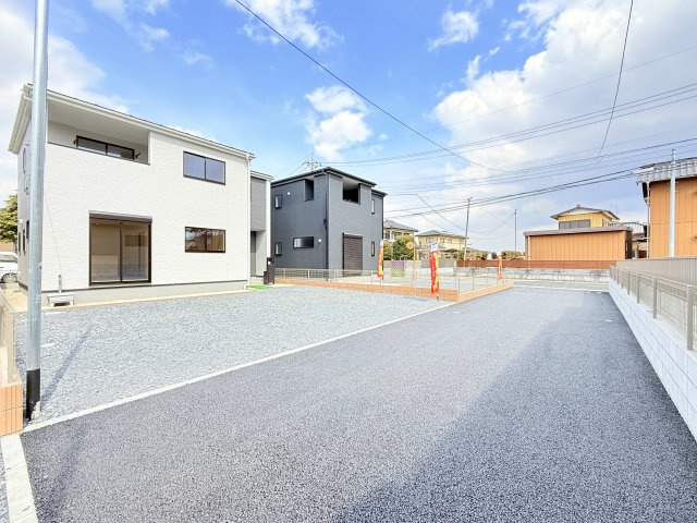 第1常総市相野谷町　新築戸建て　2号棟の前面道路含む現地写真|実際に現地で周辺環境や街並み、近隣のスーパーや通学路の安全性、病院、公園・・・など生活のイメージをご確認ください！