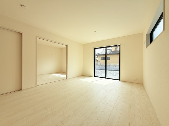 第1常総市相野谷町　新築戸建て　2号棟の居間・リビング|広々としたＬＤＫ♪
家具を置いても窮屈感を感じず過ごせます。