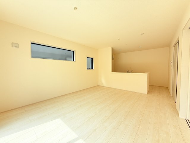 第1常総市相野谷町　新築戸建て　2号棟の居間・リビング|広々としたＬＤＫ♪
家具を置いても窮屈感を感じず過ごせます。