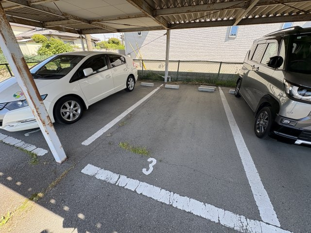 グリーンヴィラ辰伊の駐車場