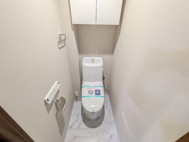 ローズハイツ八王子Ｂ棟の独立洗面台|～新規交換済、暖房温水洗浄機能付きトイレ　冬場は特に嬉しい機能ですね～