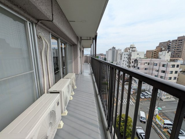 ローズハイツ八王子Ｂ棟のバルコニー|～LDK＋3部屋から出入り可能なバルコニー～