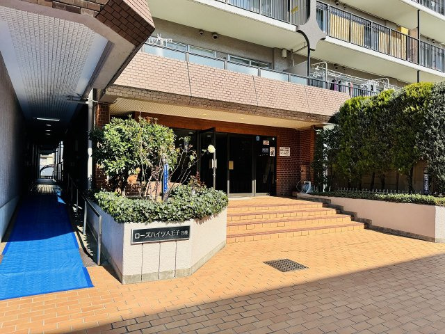 ローズハイツ八王子Ｂ棟のエントランス|～管理形態は全部委託式　キレイにメンテナンスされているマンションです～