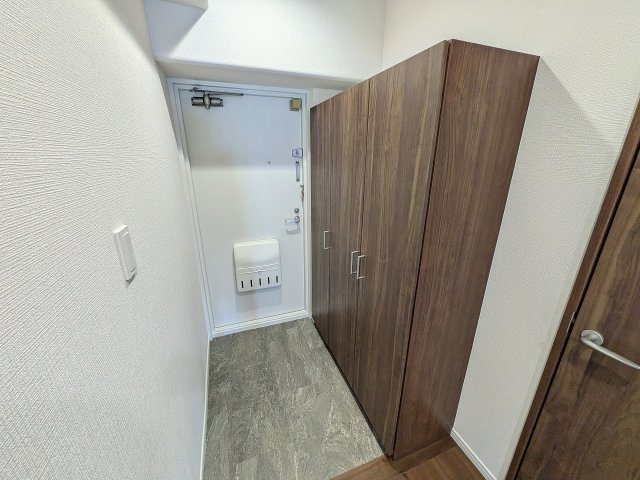 ローズハイツ八王子Ｂ棟の玄関|～大容量収納可能なシューズボックス～