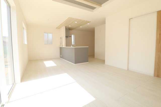 郡山市安積町南長久保１丁目　　　1号棟　　　安積第３小学校、安積第２中学区の居間・リビング