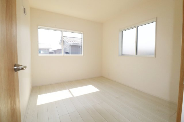 郡山市安積町南長久保１丁目　　　1号棟　　　安積第３小学校、安積第２中学区の洋室
