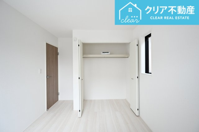 【洋室】 | 太田市亀岡町3期　グラファーレ | 広々としたクローゼットでお部屋はいつでもスッキリクリアに！