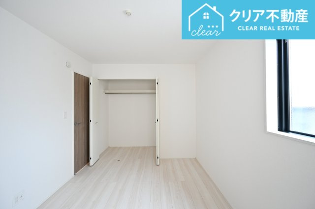 【収納】 | 太田市亀岡町3期　グラファーレ | ワイド収納でお洋服もたっぷりかけられます！