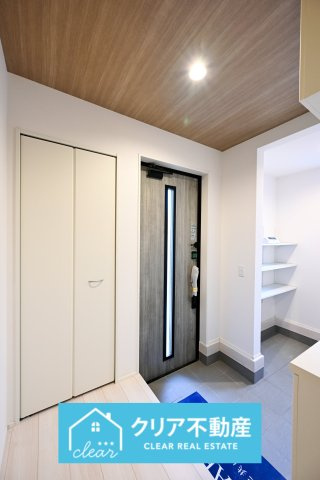【玄関】 | 太田市亀岡町3期　グラファーレ | 大型のシューズボックスがあるので、家族全員の靴をしっかり収納！玄関スッキリ！