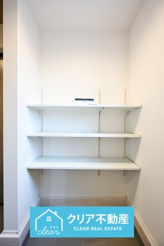 【収納】 | 太田市亀岡町3期　グラファーレ | 稼働棚付きのシューズクロークは土間空間なのでベビーカー置き場にもピッタリ