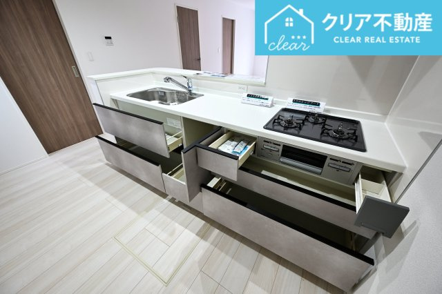【キッチン】 | 太田市亀岡町3期　グラファーレ | スライド収納付きシステムキッチン。パスタ鍋や圧力鍋の出し入れもスムーズ！