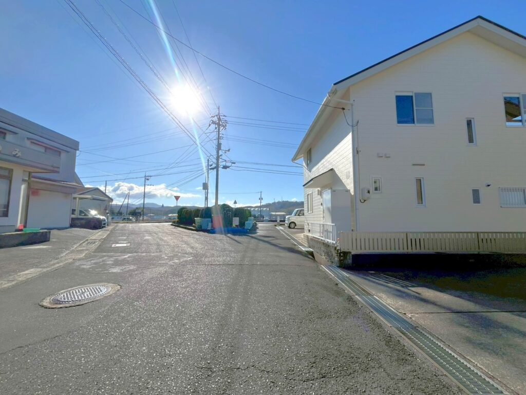 【前面道路含む現地写真】の画像