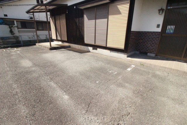 熊丸貸家の駐車場