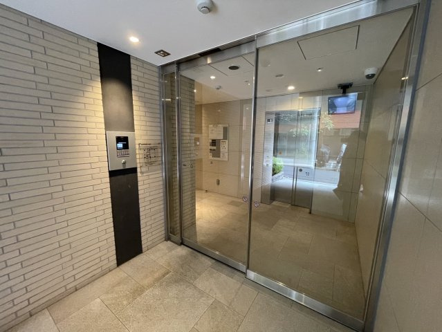 武蔵野市中町２丁目の賃貸マンションのエントランス