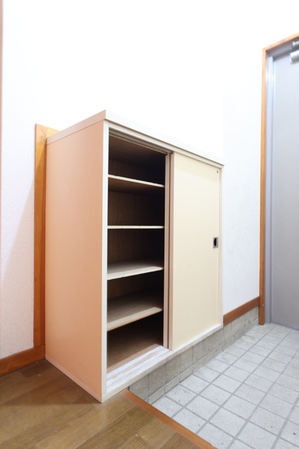 リバーコーポの収納|※掲載写真は同物件別号室の参考写真です。実際のお部屋とは間取り・設備・内装等が異なる場合があり、現況を優先とします。