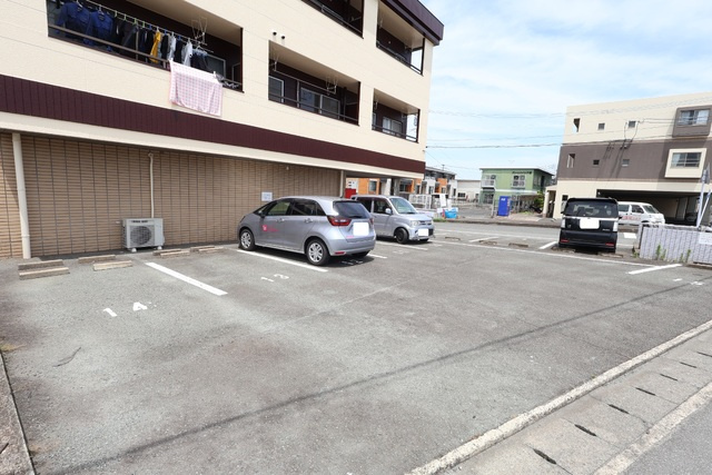 リバーコーポの駐車場