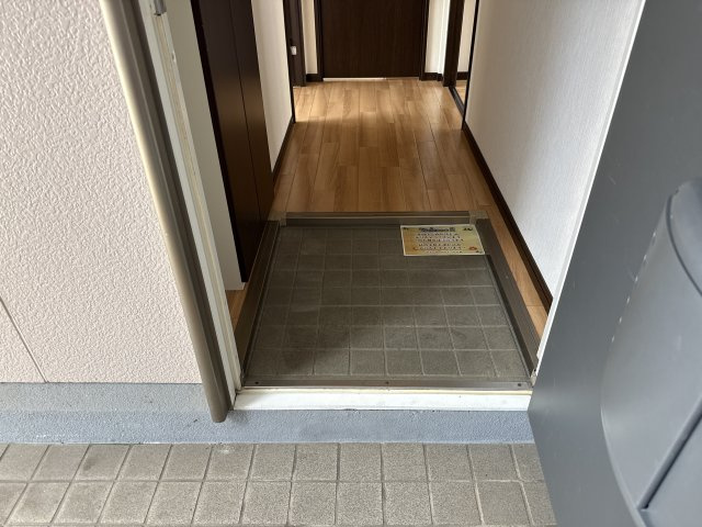 ハイツサンライフA棟の玄関
