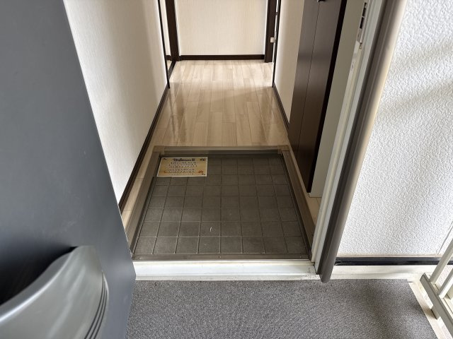 ハイツサンライフB棟の玄関