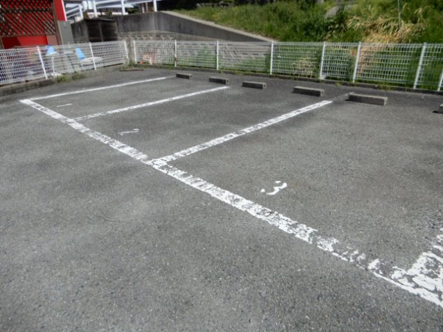 ハイツサンライフB棟の駐車場