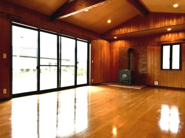 八街市八街い　中古戸建の洋室|内外装リフォーム済み令和6年10月 敷地約250坪３LDK平家 暖炉付き 洋室約20帖 駐車4台可能