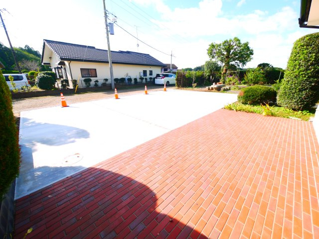 八街市八街い　中古戸建の駐車場|内外装リフォーム済み令和6年10月 敷地約250坪３LDK平家 暖炉付き 洋室約20帖 駐車4台可能