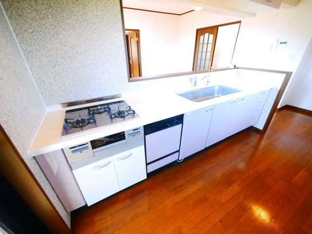 八街市八街い　中古戸建のキッチン|内外装リフォーム済み令和6年10月 敷地約250坪３LDK平家 暖炉付き 洋室約20帖 駐車4台可能
