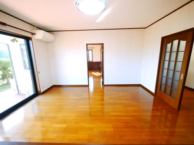 八街市八街い　中古戸建の居間・リビング|内外装リフォーム済み令和6年10月 敷地約250坪３LDK平家 暖炉付き 洋室約20帖 駐車4台可能