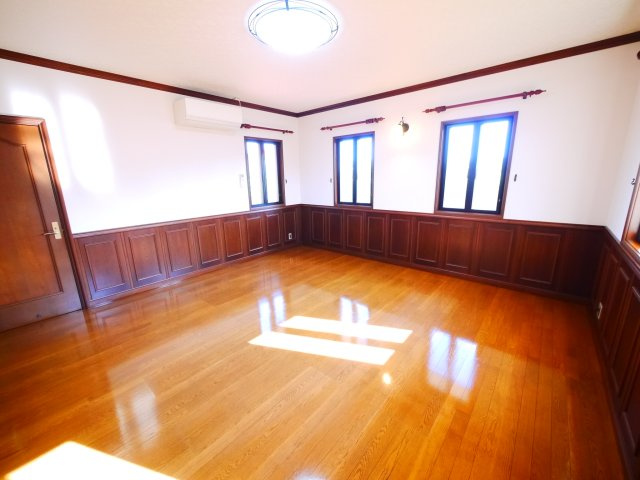 八街市八街い　中古戸建の居間・リビング|内外装リフォーム済み令和6年10月 敷地約250坪３LDK平家 暖炉付き 洋室約20帖 駐車4台可能
