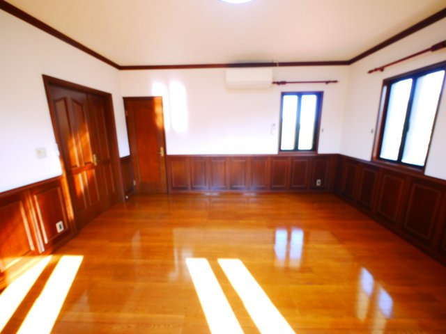 八街市八街い　中古戸建の居間・リビング|内外装リフォーム済み令和6年10月 敷地約250坪３LDK平家 暖炉付き 洋室約20帖 駐車4台可能