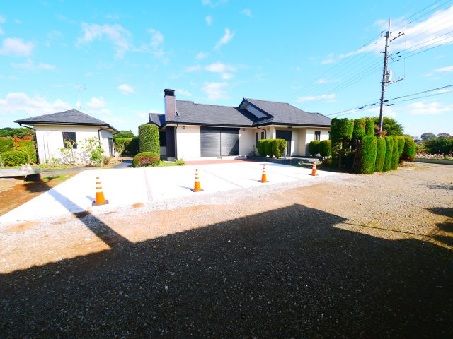 八街市八街い　中古戸建の前面道路含む現地写真|内外装リフォーム済み令和6年10月 敷地約250坪３LDK平家 暖炉付き 洋室約20帖 駐車4台可能
