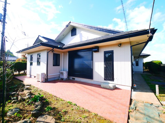 八街市八街い　中古戸建の外観|内外装リフォーム済み令和6年10月 敷地約250坪３LDK平家 暖炉付き 洋室約20帖 駐車4台可能