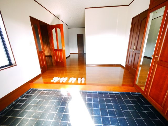 八街市八街い　中古戸建の玄関|内外装リフォーム済み令和6年10月 敷地約250坪３LDK平家 暖炉付き 洋室約20帖 駐車4台可能