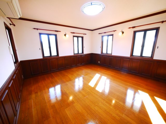 八街市八街い　中古戸建の居間・リビング|内外装リフォーム済み令和6年10月 敷地約250坪３LDK平家 暖炉付き 洋室約20帖 駐車4台可能